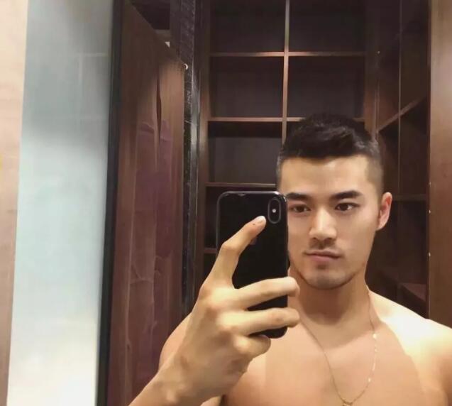 看点∣INS上的内国筋肉天菜，大胸翘臀俬照曝光，竟然这么会玩？ - 51虹马