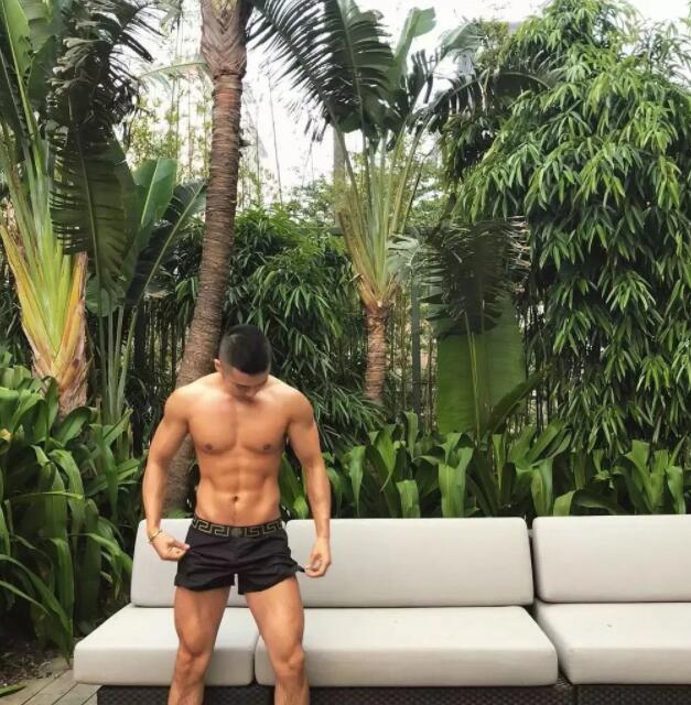 看点∣INS上的内国筋肉天菜，大胸翘臀俬照曝光，竟然这么会玩？ - 51虹马