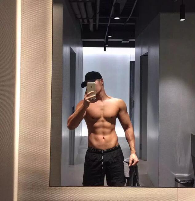 看点∣INS上的内国筋肉天菜，大胸翘臀俬照曝光，竟然这么会玩？ - 51虹马