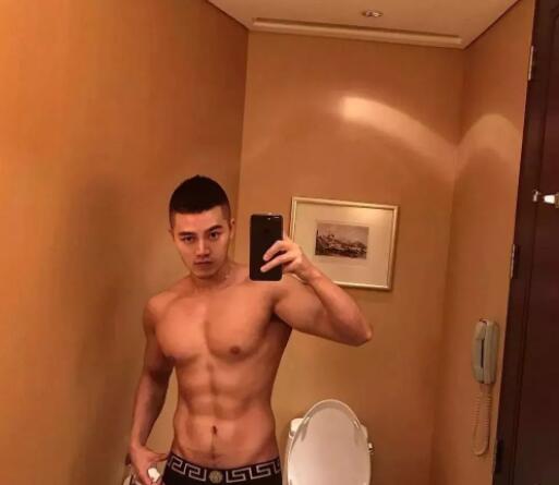 看点∣INS上的内国筋肉天菜，大胸翘臀俬照曝光，竟然这么会玩？ - 51虹马