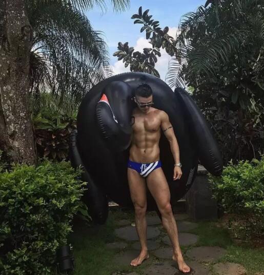 看点∣INS上的内国筋肉天菜，大胸翘臀俬照曝光，竟然这么会玩？ - 51虹马