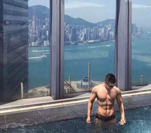 看点∣INS上的内国筋肉天菜，大胸翘臀俬照曝光，竟然这么会玩？ - 51虹马