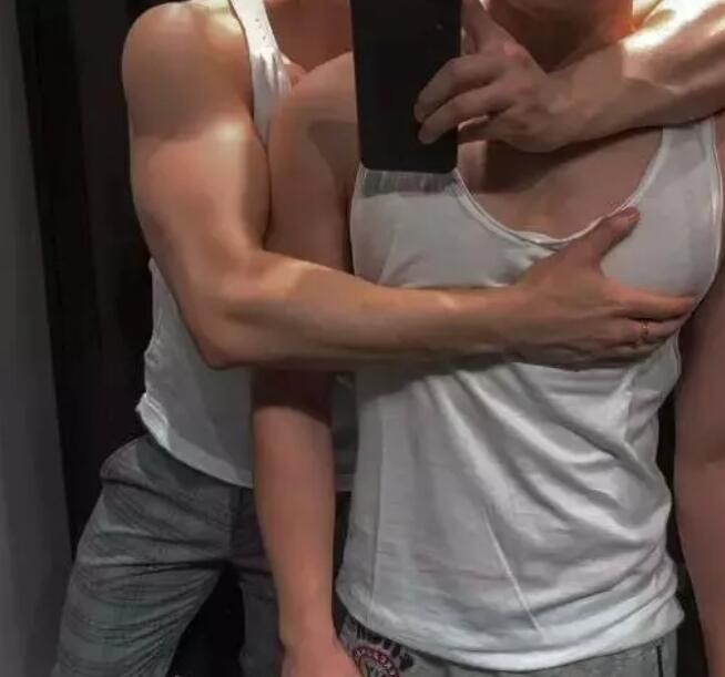 看点∣INS上的内国筋肉天菜，大胸翘臀俬照曝光，竟然这么会玩？ - 51虹马