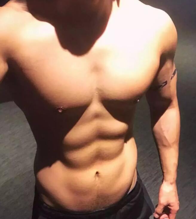 看点∣INS上的内国筋肉天菜，大胸翘臀俬照曝光，竟然这么会玩？ - 51虹马