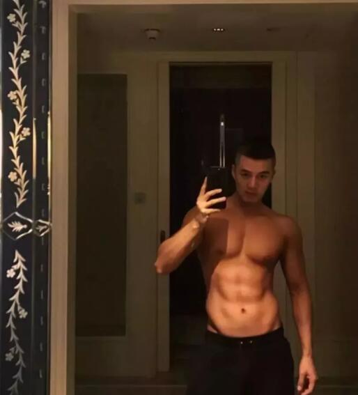 看点∣INS上的内国筋肉天菜，大胸翘臀俬照曝光，竟然这么会玩？ - 51虹马