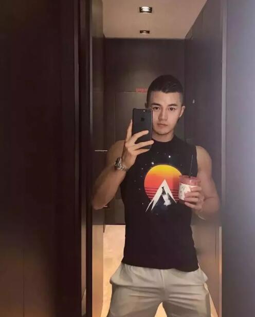 看点∣INS上的内国筋肉天菜，大胸翘臀俬照曝光，竟然这么会玩？ - 51虹马