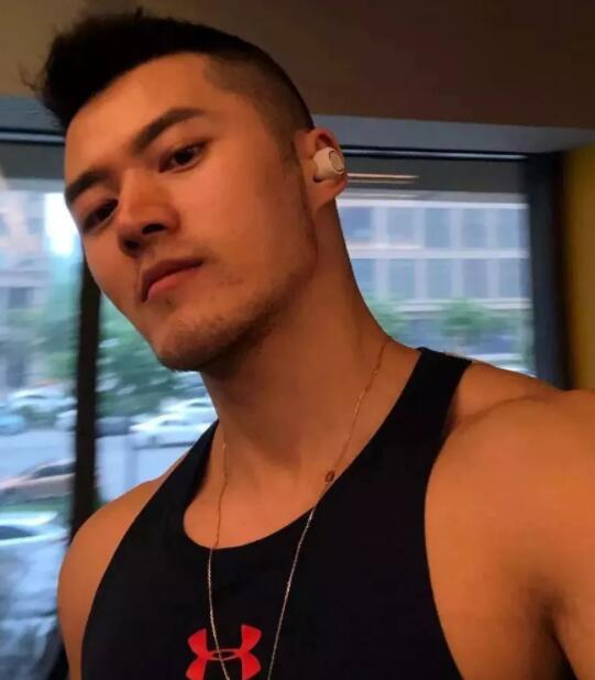 看点∣INS上的内国筋肉天菜，大胸翘臀俬照曝光，竟然这么会玩？ - 51虹马