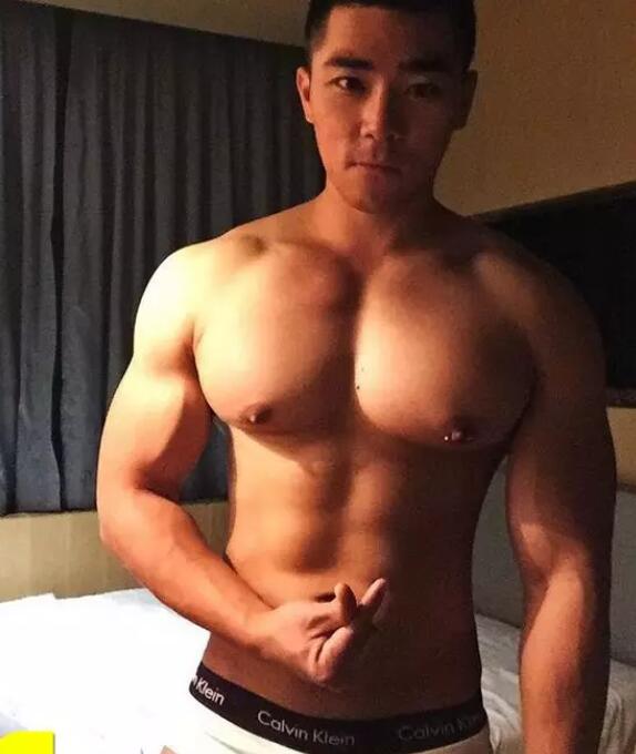 华裔鲜肉惊爆大“资本”，穿胸RU钉胸玩年！-51虹马