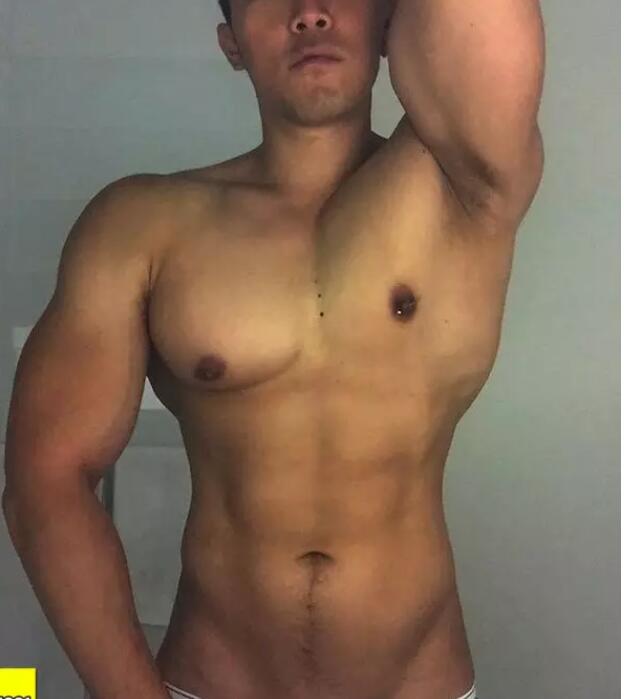 华裔鲜肉惊爆大“资本”，穿胸RU钉胸玩年！ - 51虹马