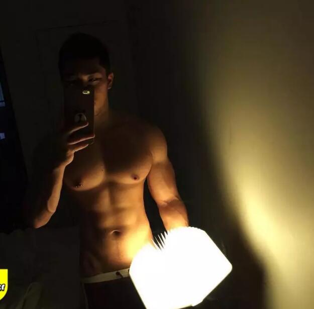 华裔鲜肉惊爆大“资本”，穿胸RU钉胸玩年！ - 51虹马