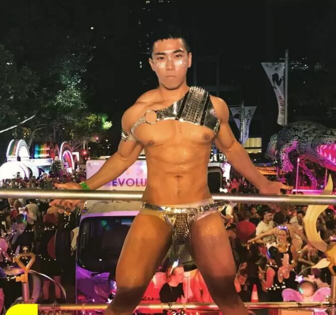 华裔鲜肉惊爆大“资本”，穿胸RU钉胸玩年！ - 51虹马