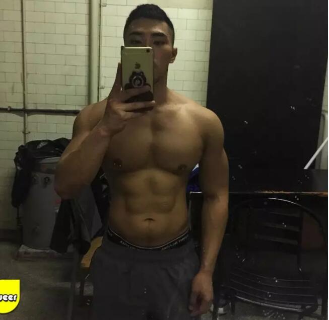 华裔鲜肉惊爆大“资本”，穿胸RU钉胸玩年！ - 51虹马