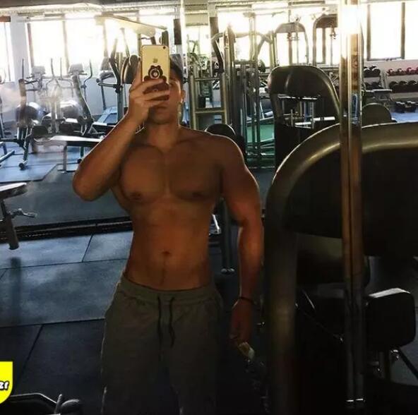 华裔鲜肉惊爆大“资本”，穿胸RU钉胸玩年！ - 51虹马