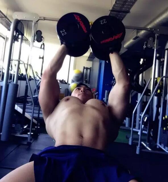 华裔鲜肉惊爆大“资本”，穿胸RU钉胸玩年！ - 51虹马