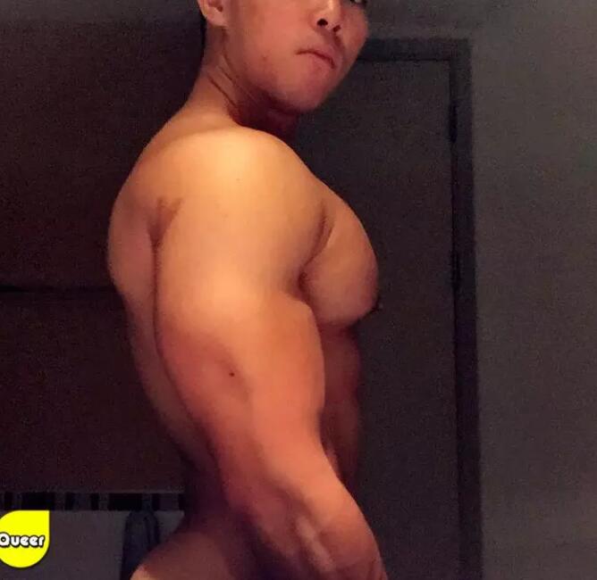 华裔鲜肉惊爆大“资本”，穿胸RU钉胸玩年！ - 51虹马