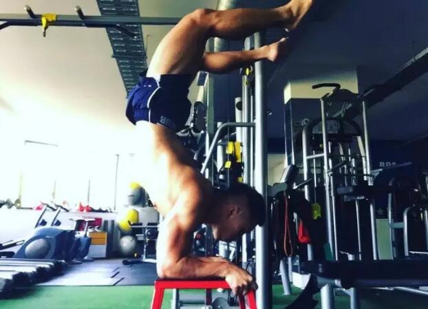 华裔鲜肉惊爆大“资本”，穿胸RU钉胸玩年！ - 51虹马