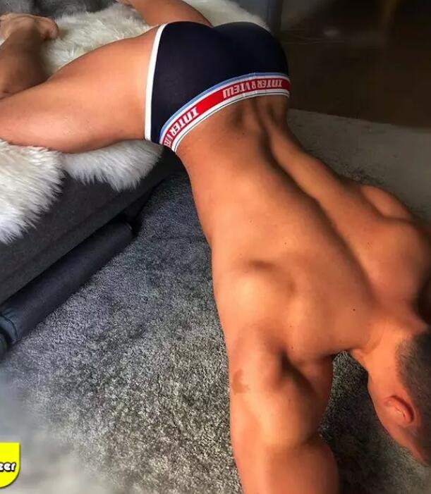 华裔鲜肉惊爆大“资本”，穿胸RU钉胸玩年！ - 51虹马