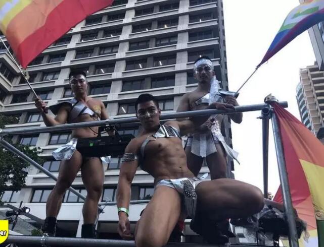 华裔鲜肉惊爆大“资本”，穿胸RU钉胸玩年！ - 51虹马