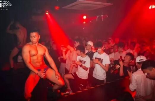 华裔鲜肉惊爆大“资本”，穿胸RU钉胸玩年！ - 51虹马