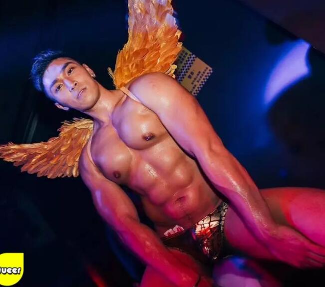 华裔鲜肉惊爆大“资本”，穿胸RU钉胸玩年！ - 51虹马