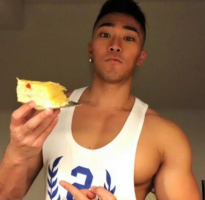 华裔鲜肉惊爆大“资本”，穿胸RU钉胸玩年！ - 51虹马