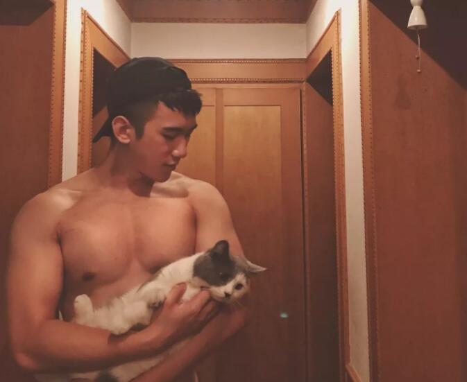 看点∣胸肌Ru钉小鲜肉自曝小“癖好”，一身嫩肉的高颜小野猫？ - 51虹马