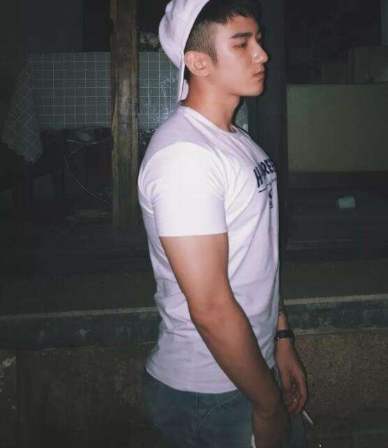 看点∣胸肌Ru钉小鲜肉自曝小“癖好”，一身嫩肉的高颜小野猫？ - 51虹马