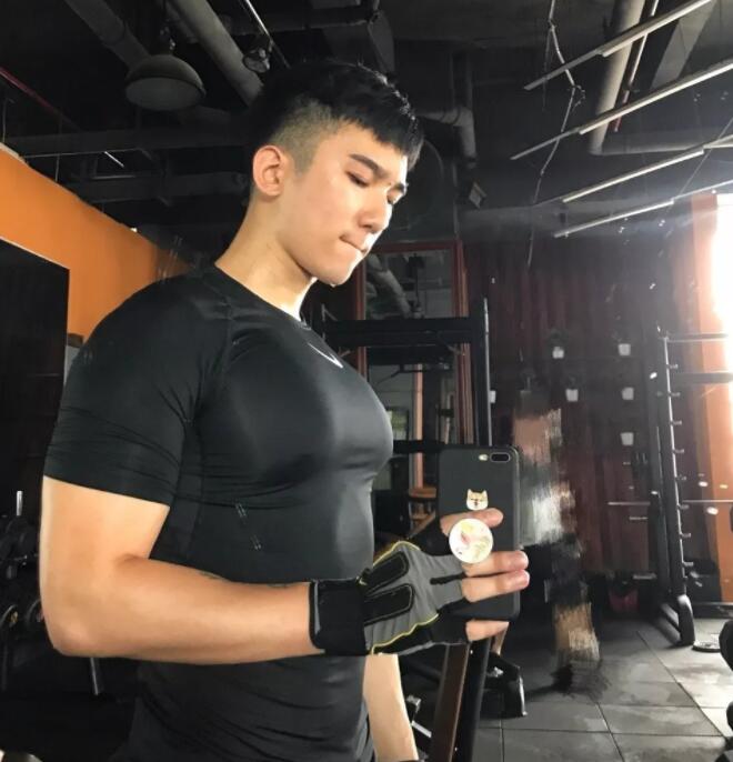 看点∣胸肌Ru钉小鲜肉自曝小“癖好”，一身嫩肉的高颜小野猫？ - 51虹马