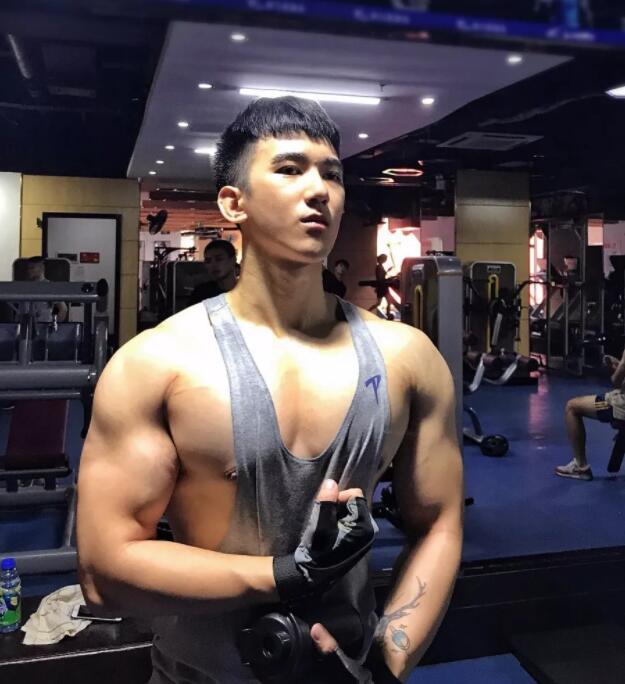 看点∣胸肌Ru钉小鲜肉自曝小“癖好”，一身嫩肉的高颜小野猫？ - 51虹马