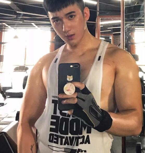 看点∣胸肌Ru钉小鲜肉自曝小“癖好”，一身嫩肉的高颜小野猫？ - 51虹马