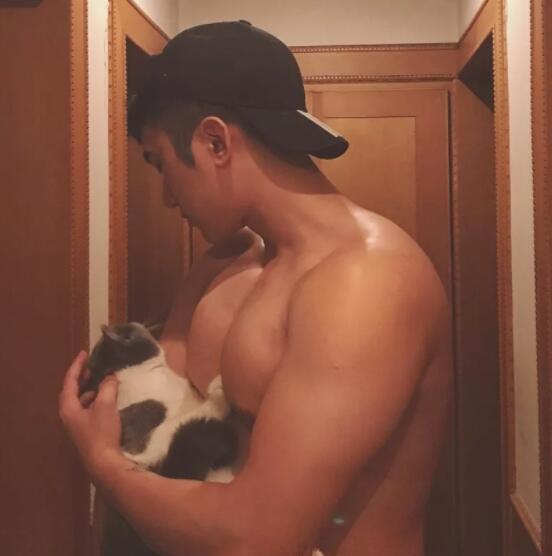 看点∣胸肌Ru钉小鲜肉自曝小“癖好”，一身嫩肉的高颜小野猫？ - 51虹马