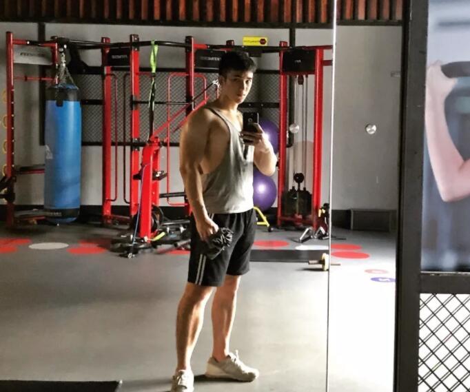 看点∣胸肌Ru钉小鲜肉自曝小“癖好”，一身嫩肉的高颜小野猫？ - 51虹马