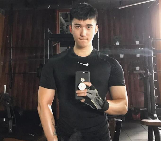 看点∣胸肌Ru钉小鲜肉自曝小“癖好”，一身嫩肉的高颜小野猫？ - 51虹马