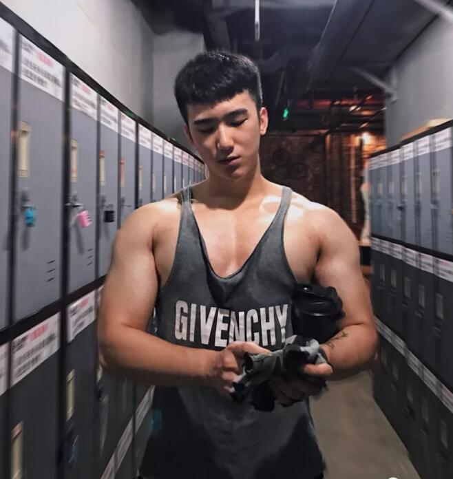 看点∣胸肌Ru钉小鲜肉自曝小“癖好”，一身嫩肉的高颜小野猫？ - 51虹马