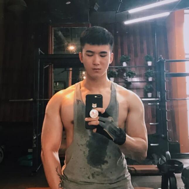 看点∣胸肌Ru钉小鲜肉自曝小“癖好”，一身嫩肉的高颜小野猫？ - 51虹马