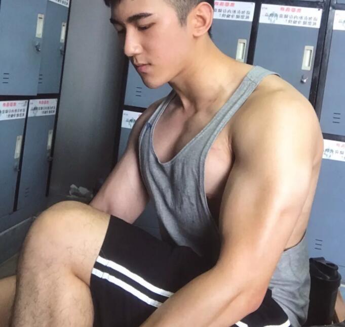 看点∣胸肌Ru钉小鲜肉自曝小“癖好”，一身嫩肉的高颜小野猫？ - 51虹马