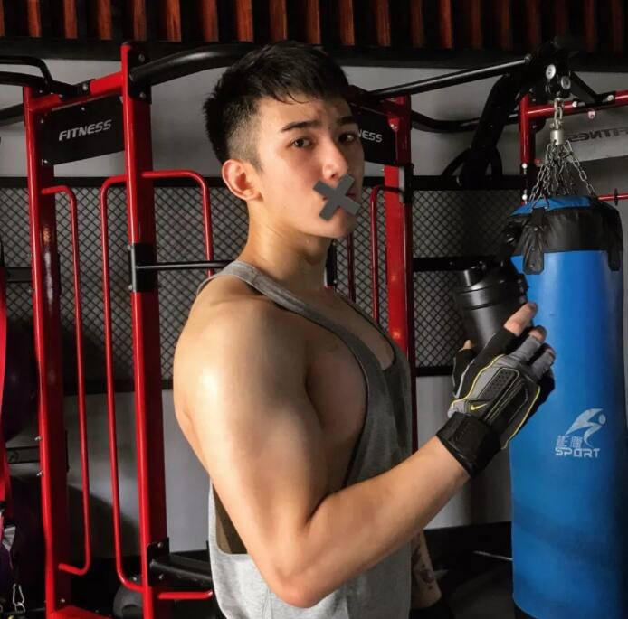 看点∣胸肌Ru钉小鲜肉自曝小“癖好”，一身嫩肉的高颜小野猫？ - 51虹马