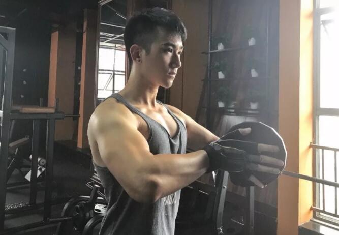 看点∣胸肌Ru钉小鲜肉自曝小“癖好”，一身嫩肉的高颜小野猫？ - 51虹马