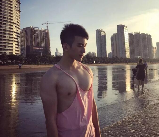 看点∣胸肌Ru钉小鲜肉自曝小“癖好”，一身嫩肉的高颜小野猫？ - 51虹马