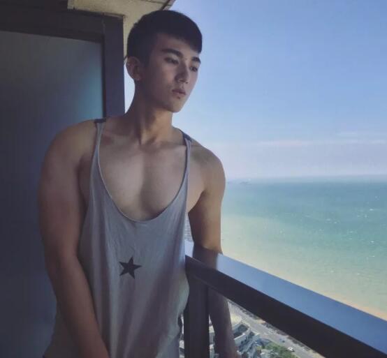 看点∣胸肌Ru钉小鲜肉自曝小“癖好”，一身嫩肉的高颜小野猫？ - 51虹马