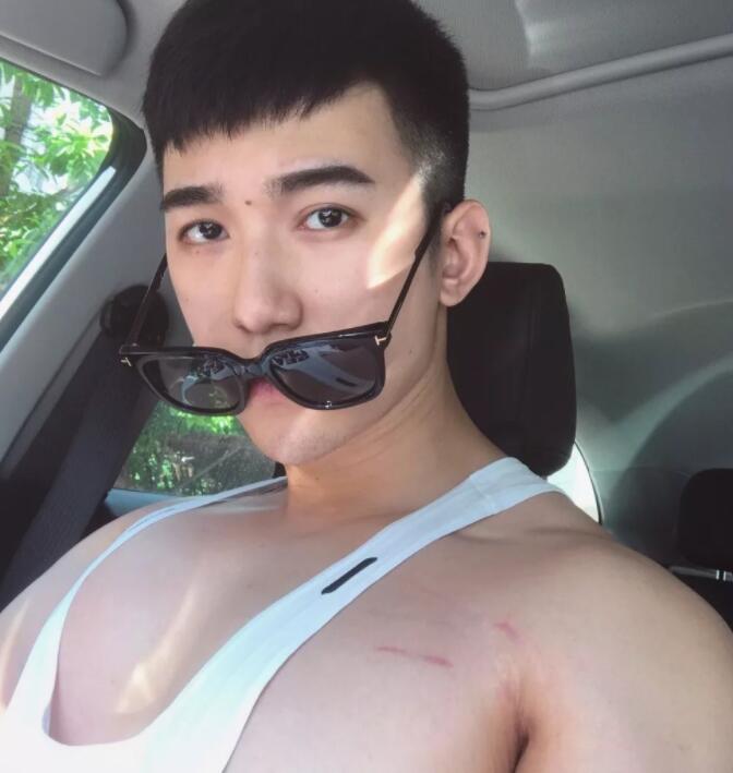 看点∣胸肌Ru钉小鲜肉自曝小“癖好”，一身嫩肉的高颜小野猫？ - 51虹马