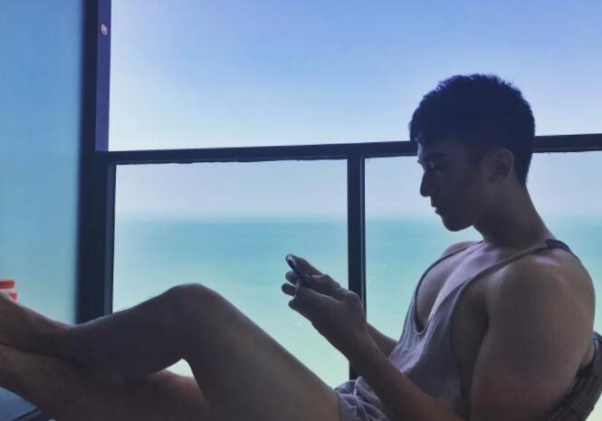 看点∣胸肌Ru钉小鲜肉自曝小“癖好”，一身嫩肉的高颜小野猫？ - 51虹马