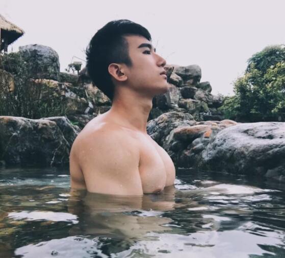 看点∣胸肌Ru钉小鲜肉自曝小“癖好”，一身嫩肉的高颜小野猫？ - 51虹马