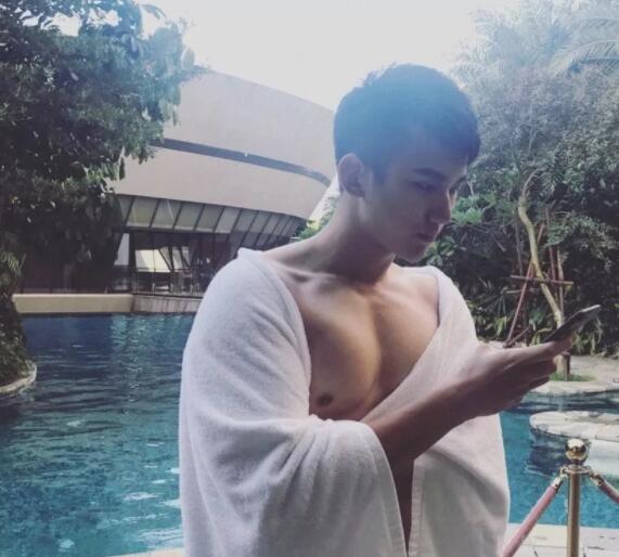 看点∣胸肌Ru钉小鲜肉自曝小“癖好”，一身嫩肉的高颜小野猫？ - 51虹马