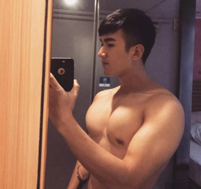 看点∣胸肌Ru钉小鲜肉自曝小“癖好”，一身嫩肉的高颜小野猫？ - 51虹马