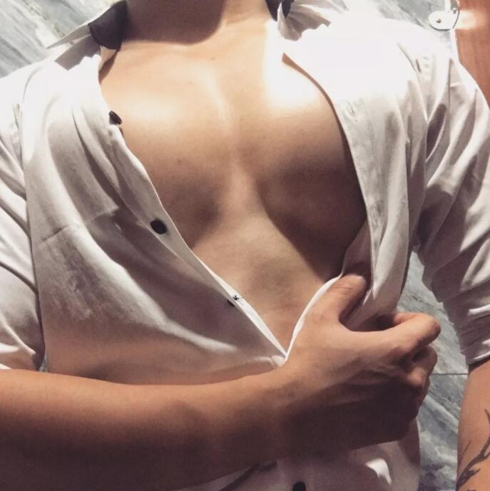 看点∣胸肌Ru钉小鲜肉自曝小“癖好”，一身嫩肉的高颜小野猫？ - 51虹马