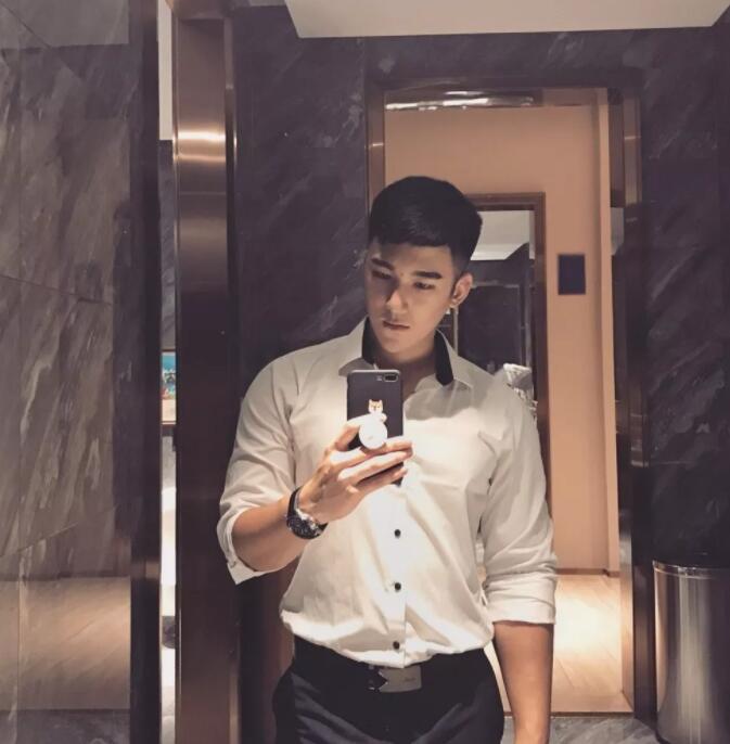 看点∣胸肌Ru钉小鲜肉自曝小“癖好”，一身嫩肉的高颜小野猫？ - 51虹马