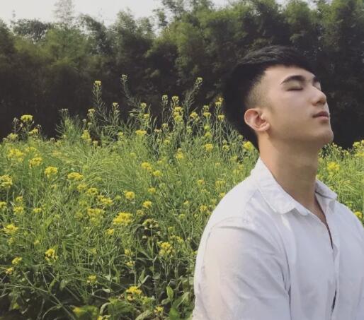 看点∣胸肌Ru钉小鲜肉自曝小“癖好”，一身嫩肉的高颜小野猫？ - 51虹马