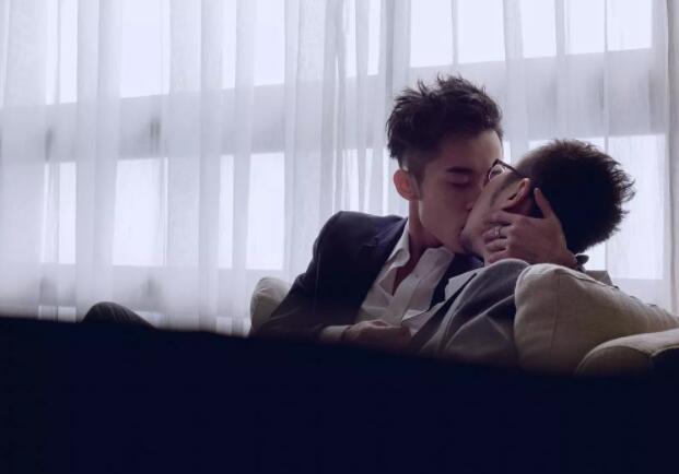 夫夫热情kiss，腹肌男鉴定完毕，小受一枚！ - 51虹马