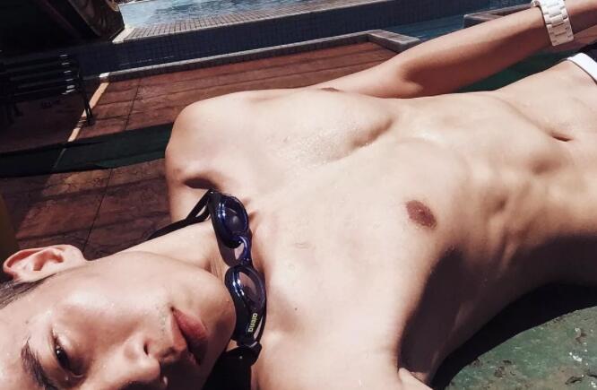 夫夫热情kiss，腹肌男鉴定完毕，小受一枚！ - 51虹马